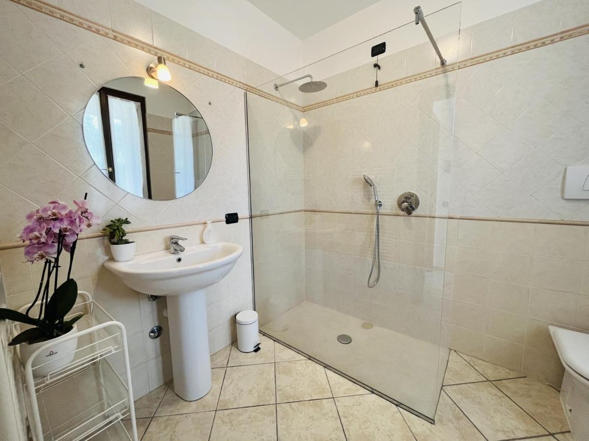 Casa Ulivi Silver เดเซนซาโนเดลการ์ดา ภายนอก รูปภาพ